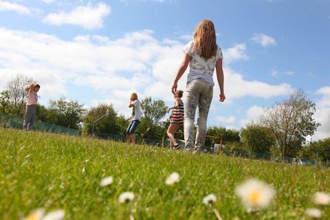 Questo chalet unico a Callassande Holiday Park dista 1 km dalla spiaggia e 4 km dall'incantevole località balneare di Callantsoog. Gli chalet ordinatamente arredati sono distribuiti attraverso il Parco turistico di Callassande. Hai un soggiorno con T...