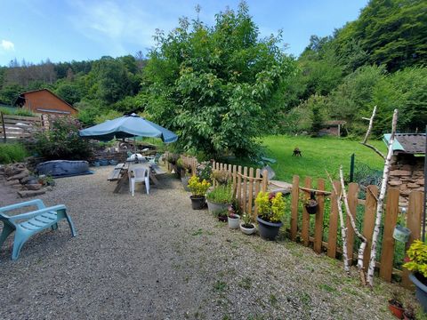 In Grandfontaine (5 Minuten von Schirmeck und 45 Minuten von Straßburg entfernt), Rue des Minières, besteht dieses Dorfhaus von ca. 103 m2 Wohnfläche auf einem Grundstück von 13,10 Ar im Erdgeschoss aus einem Eingang mit Zugang zu einer Küche, die zu...