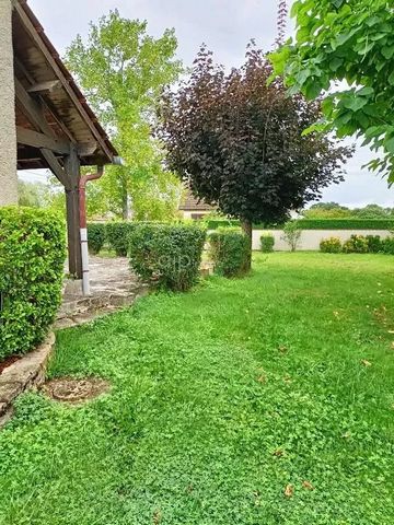 NEU In einem kleinen Dorf in der Nähe von SEURRE, hübsches, altes Haus auf geschlossenem Grundstück von 3000m². Ausgestattete Küche, Wohnzimmer mit Kamin, 3 Schlafzimmer, 2 Badezimmer. Garage. SEHEN. Kontakt: Isabelle Caire ...