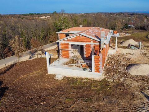 Location: Istarska županija, Poreč, Poreč. Poreč, Umgebung, Investitionsmöglichkeit, interessantes Haus im Bau! Ein Haus in der Rohbauphase in der Nähe von Poreč stellt eine außergewöhnliche Gelegenheit für diejenigen dar, die ihr Zuhause individuell...