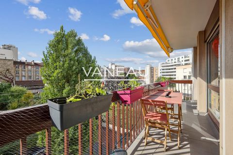 Boulogne Billancourt, dans un immeuble de 1973, au 4ème étage avec ascenseur, au calme sur jardin, appartement de 65,34m² Carrez composé d'une entrée, d'une cuisine aménagée et semi équipée ouverte sur le séjour, de 2 chambres, d'une salle de bains e...