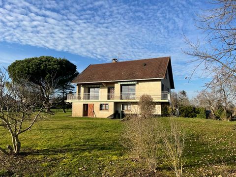 Description of the PROPERTY: In absolute calm, close to the center and schools, this 1976 property of 109m² on 3 levels, 2 of which can be lived in immediately, accessing by the external stairs and the main entrance door we enter a large reception ar...