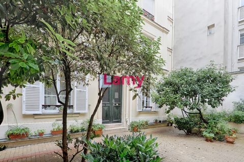 Quartier Abbesses, situé entre la Place des Abbesses et la station de métro Pigalle, dans un bel immeuble ancien bien entretenu et sécurisé, traversant sur deux cours arborées, bel appartement rénové de deux/trois pièces , composé d'une cuisine dinat...