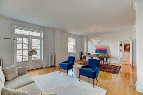 Entdecken Sie dieses elegante Apartment im New Yorker Stil, das sich in einem charmanten, denkmalgeschützten Gebäude befindet, direkt gegenüber dem Mount Royal und neben der McGill University. Es verfügt über zwei geräumige Schlafzimmer, außergewöhnl...