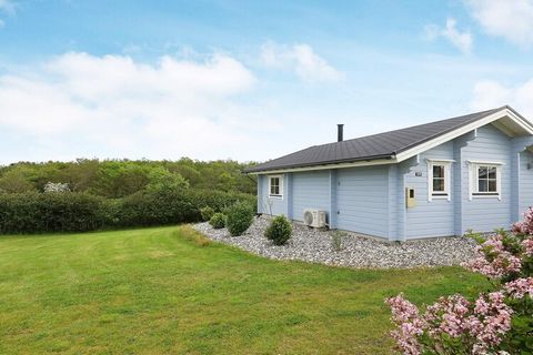 Familienfreundlich eingerichtetes Ferienhaus auf einem 1.000 m2 großen, sonnigen und teils abgeschirmten Eckgrundstück mit viel Platz für Spiel und Spaß im Freien. Sie wohnen hier etwas erhöht und dadurch mit schönem Ausblick in die grüne Umgebung. D...