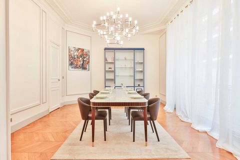 Welcome to our spacious 196 m2 flat for 6 people in the prestigious 16th arrondissement. This apartment offers privileged access to the entire public transportation network of Paris. You will be a few steps away from metro stations and bus stops, sim...