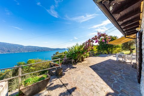 Situata in una posizione collinare privilegiata, questa splendida villa singola offre una vista mozzafiato sul Lago e un ambiente unico, immerso nella quiete e nella natura. Ideale per chi cerca un rifugio di pace lontano dal caos cittadino, la propr...