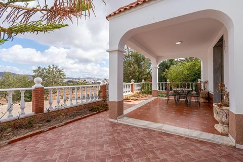 Ontdek deze charmante vrijstaande hoekwoning gelegen in het rustige stadje Los Albaricoques (Nijar, Almeria)! Deze woning, gelegen op een perceel van 251,05 m², biedt u de mogelijkheid om te genieten van het landelijke leven met alle moderne gemakken...