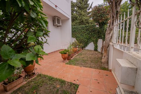 NE MANQUEZ PAS CETTE GRANDE OPPORTUNITÉ ! GRAND APPARTEMENT STYLE VILLA 2 CHAMBRES AVEC TERRASSE ET JARDIN PRIVÉS TRÈS BIEN SITUÉ À PROXIMITÉ DE TOUTES COMMODITÉS ET SERVICES ET À QUELQUES MINUTES DES PLAGES ! Cet appartement est proche de toutes les...