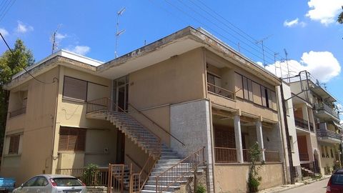 Komotini, Prefectura de Rhodopi. En venta edificio 540sq. m. Se compone de: Apartamento de 181sq. m en la planta baja, tres apartamentos en el primer piso: a) Apartamento 67 sq. m. b) Apartamento 61 sq. m. c) Apartamento 52 sq. m. un sótano de 180 me...