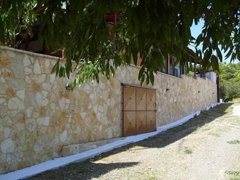 Eine freistehende Residenz zum Verkauf, in einer schönen Lage, mit einem warmen und einladender Wohnraum und ein offener Blick auf den Saronischen Golf.  Ein Herzschlag entfernt aus der bemerkenswerten Höhle von Euripides und Kihreos Andron, die auf ...