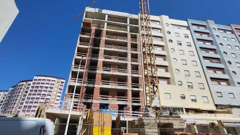 Appartement T2, dans un Immeuble en Construction (18 unités, 9 étages et deux espaces commerciaux), avec deux ascenseurs, dont la fin des travaux est prévue pour fin 2025. Il est très bien situé dans une zone de bâtiments hauts et homogènes. La vue e...