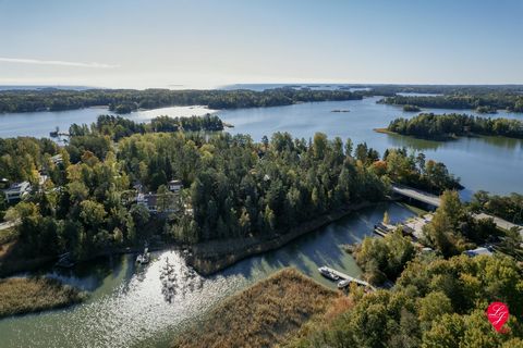 Situada en la mejor ubicación del archipiélago de Suvisaaristo, la parcela ofrece una oportunidad única para realizar la casa unifamiliar de sus sueños en una ubicación luminosa junto al mar. Esta parcela serpenteante, principalmente natural, se encu...