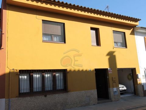 Quién puede decir que tiene una casa cerca del centro con un amplio garaje para al menos 2 coches? Esta preciosa casa está situada en una calle tranquila y apta para niños con la playa a tan solo 10 minutos. Al entrar en tu casa, tienes un pasillo co...