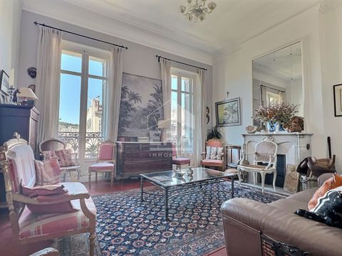 ERA Immobilier Marseille Centre nodigt u uit om dit grote familieappartement te ontdekken, gelegen in een prachtig burgerlijk gebouw in het centrum van Marseille. Dit appartement heeft een inkomhal, een mooie woonkamer, een bureau, een eetkamer en ee...