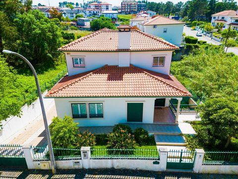 Op zoek naar het huis van je dromen? Deze prachtige villa met 5 slaapkamers, gelegen in Marrazes, in de stad Leiria, biedt de perfecte setting voor comfortabel en luxueus leven. Met een ruime opzet en doordacht ontworpen details is deze woning ideaal...