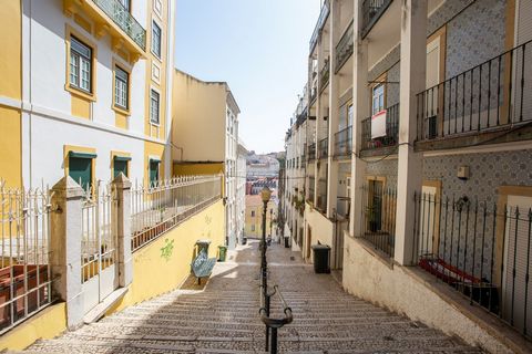 Je vous présente cet excellent appartement de 6 chambres, dans un emplacement extraordinaire - Calçada do Lavra, à proximité des Restauradores et de l’Avenida da Liberdade. La propriété a fait l’objet d’une rénovation totale et est dans un bon état d...