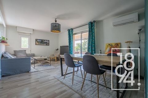 1894 l'immobilier vous propose cet appartement de type 3 d'environ 65 m2 avec balcon au quatrième et dernier étage avec ascenseur. L'espace de vie se compose d'une cuisine ouverte sur un séjour climatisé d'environ 30 m2 en double exposition Sud et Ou...