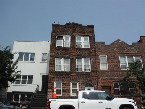 Vi presentiamo un'opportunità di investimento unica a Brooklyn: un triplex con tre unità, ciascuna con 666 piedi quadrati, due camere da letto e un bagno. Questa proprietà comprende anche un seminterrato finito, che aggiunge spazio extra e versatilit...