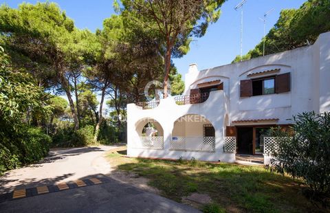 LECCE - RESIDENCE CAMPOVERDE - SALENTO Ad appena 350 mt dal mare, abbiamo il piacere di proporre in vendita villetta unifamiliare, completamente ristrutturata, sita all'interno del Residence Campoverde immerso in 8 ettari di pineta e a ridosso della ...