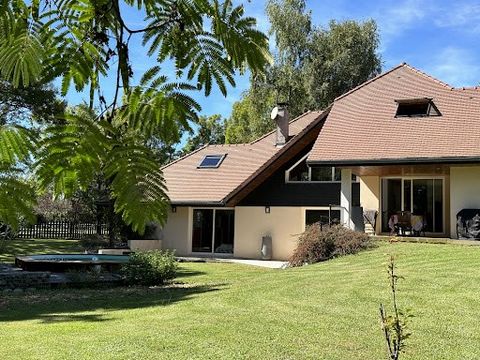 Contemporary architect-designed house for sale, a haven of serenity just 20 minutes from Pau. The advantages of this charming house: ? Prime location, just 20 minutes from Pau, in immediate proximity to Serres-Castet. ? 5 minutes from Pau-Pyrénées ai...