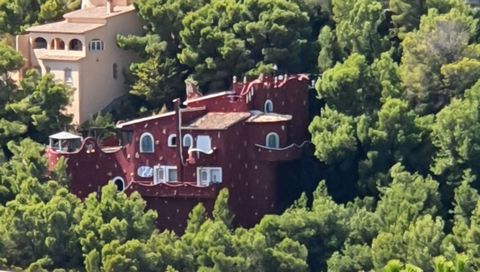 Atemberaubende Villa auf zwei Grundstücken mit außergewöhnlicher Lage in der Wohngegend Camelias der Urbanisation Cumbre del Sol in Benitachell (zwischen Jávea und Moraira). Die Villa ist in einem sehr eigentümlichen Baustil gebaut, der auf dem Entwu...