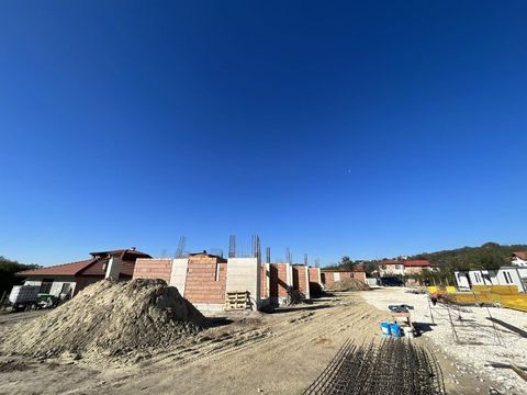 EXCLUSIVE! ERA Varna Trend offers for sale a three-storey house in a new complex of row houses in the Mentesheto area, near the main road - ul. Yanko Mustakov. The house has a total built-up area of 160.98 sq.m and the following layout: The first flo...