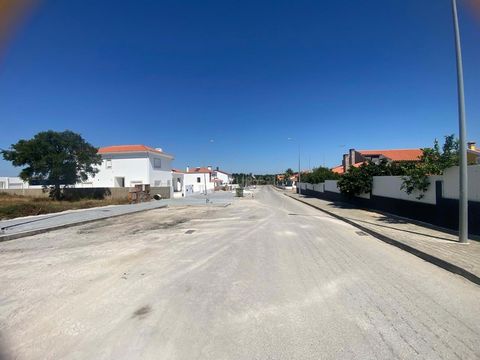 Lote de terreno com 666m2 inserido na urbanização Bairro Lino de Carvalho - Afeiteira, Vendas Novas. Zona residencial tranquila, com várias habitações unifamiliares. MAIS OPCOES CHAVE NA MÃO Terreno + com casa pré fabricada - T3-T4 - Valores entre 30...