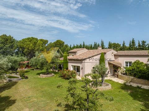 Cette grande et  belle villa très ensoleillée proche du centre de Vaison en position dominante avec vue sur le Mont-ventoux possède une annexe indépendante qui lui confère les qualités d'une très belle propriété. L'entrée majestueuse de 21 m2 donne s...