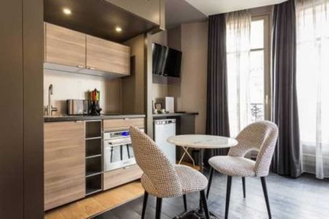 Bienvenue dans ce charmant studio de 26 m² niché au cœur du prestigieux 16ème arrondissement, dans le quartier animé de Passy. Conçu avec soin, cet espace de vie promet une expérience parisienne inoubliable. Laissez-vous envoûter par l'atmosphère mag...