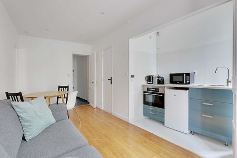 This magnificent apartment is located in the heart of the 17th district of Paris. It is surrounded by many shops, famous restaurants and local busi... The geographical location of the apartment will allow you to move around the capital very easily vi...