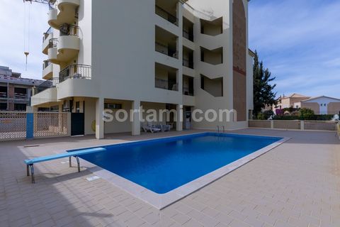 Fantastique appartement de deux chambres Appartement situé à Vilamoura, à proximité de la marina de Vilamoura et de la plage. En entrant dans la propriété, nous avons un petit hall, une salle de bain complète et une cuisine entièrement équipée. À côt...