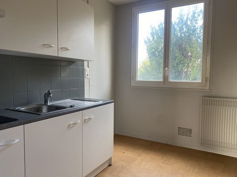 A Troyes, venez découvrir cet appartement 2 pièces de 46 m2. Il se compose d'une entrée avec placard, une pièce de vie lumineuse, une chambre, une cuisine aménagée, un dégagement desservant une salle d'eau et un WC. Une place de parking privative et ...