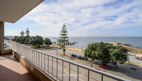 Magnificent four-bedroom apartment on the seafront , for rent, situated on the prestigious Avenida do Brasil , with stunning panoramic ocean views . Located in one of Porto's most valued areas, this property combines the privilege of an exclusive loc...