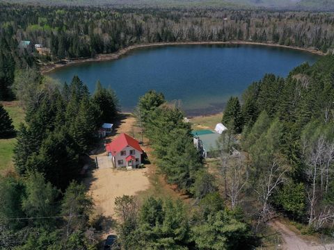 ** Charmantes Ferienhaus am Rande eines intimen Sees** Entdecken Sie dieses charmante kleine Ferienhaus am Ufer eines malerischen und intimen Sees, perfekt für diejenigen, die Ruhe und natürliche Schönheit suchen. Dieses Ferienhaus bietet eine warme ...