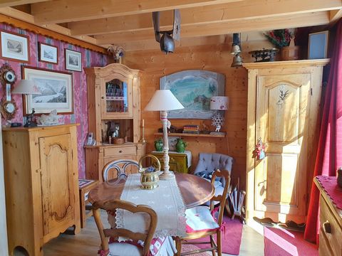 LES HOUCHES Taconnaz, dans une charmante copropriété, un demi-chalet avec une terrasse privative fermée de 14m².Situé au calme avec une double exposition sur le massif du Mont Blanc et les aiguilles.Il est composé, au rez de jardin : d'une entrée, d'...