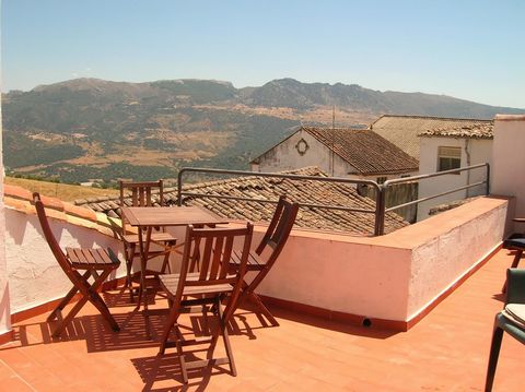 Prachtig uniek huis in Cortes de La Frontera, in de Serranía de Ronda, in uitstekende staat. Volledig gerenoveerd in 2003, met hoogwaardige materialen en technieken, met behoud van de dikke stenen muren en de fantastische Quejigo houten balken op de ...