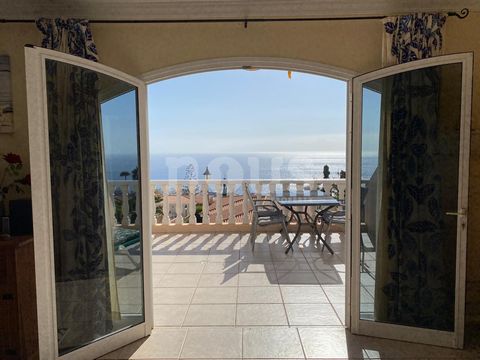 Referentie: 04210. Nous Property presenteert een ruim en gezellig penthouse met een groot terras in een rustig wooncomplex in San Francisco de Puerto de Santiago, in het zuidwesten van Tenerife. Dit appartement van 73 m² heeft 2 slaapkamers en 2 badk...