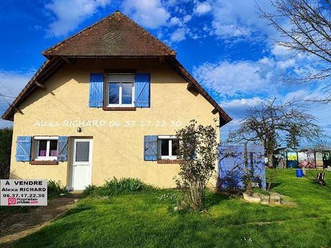 Alexa RICHARD Propriétés privées J'ai le plaisir de vous faire découvrir cette maison d'une superficie de 150 m2 loi carrez. Au coeur d'un petite hameau sans vis à vis proche des commerces. Terrain d'une superficie de 1114 m2 environ clos et arboré. ...