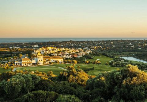 Nel cuore dell'elegante comunità di La Reserva Club a Sotogrande, questa rara proprietà offre una vita sofisticata nel sud della Spagna, in una delle enclave più ricercate d'Europa. Questo complesso residenziale combina il fascino mediterraneo con st...