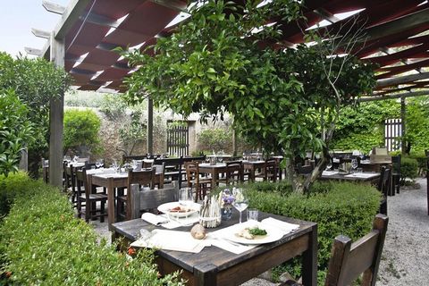 Als u zich op vakantie terugtrekt op uw eigen terras of balkon, geniet van een prachtig uitzicht en de unieke sfeer van zeebries, in de wind waaiende bladeren en vers gemaaid gras: de verzorgde vakantiewoning nestelt zich tussen de genestelde en vers...