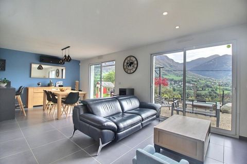 SAINT-JEAN-D'ARVEY - 73230, à 10 mn de CHAMBERY. Belle maison (récente 2019) de 113 m², lumineuse, superbe vue, exposition Sud/Est, au calme. Très bon état général. Au rez-de-chaussée : Grand séjour en L avec cuisine aménagée, cellier,1 chambre avec ...