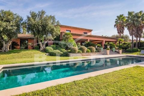 Découvrez cette villa exceptionnelle de 360 m², nichée sur un terrain de 3000 m² à deux pas du village de Grimaud. Profitez d'un magnifique jardin paysagé avec une piscine de 16 x 4 mètres, et admirez les vues splendides sur les collines et le châtea...