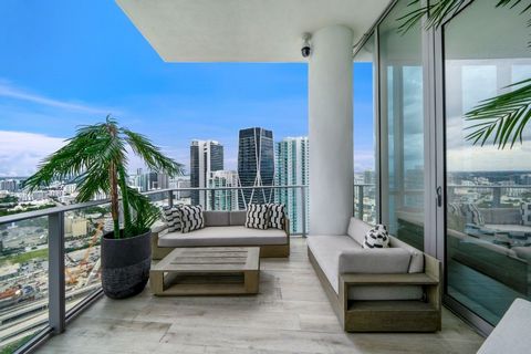 Wohnen Sie im Herzen von Downtown Miami im legendären Paramount Miami Worldcenter. Diese Residenz verfügt über 3 Schlafzimmer sowie eine Höhle, eine Italkraft-Küche mit Bosch- und Subzero-Geräten sowie einen unvergleichlichen Blick auf die Stadt und ...