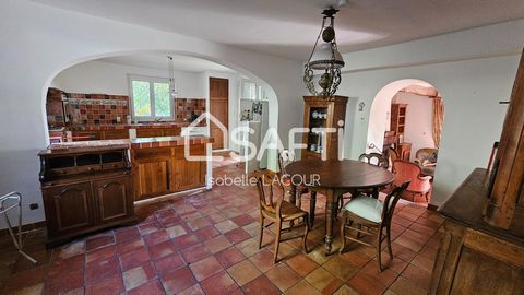 Sur les hauteurs de Salernes, cette charmante bastide en pleine nature sur un terrain de 8 hectares (4,5 hectares attenants et 4 hectares non attenants) vous promet calme et sérénité absolue. Idéale pour les amoureux de la pierre et des grands espace...