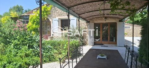 Ensemble de trois maisons en pierre totalisant 328 m² habitables sur un terrain de 7 750 m², au pied de Gordes, l’un des plus beaux villages de France. Fort potentiel : résidence principale, gîtes ou projet familial. Authenticité, charme et...