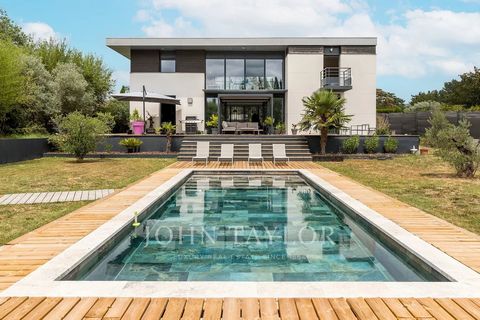 Genesteld aan het einde van een privé oprijlaan, uit het zicht en uit het zicht, belichaamt deze unieke woning de perfecte balans tussen hedendaagse architectuur en levenskunst. Ontworpen in 2011 door een gerenommeerde architect, spreken het meesterl...