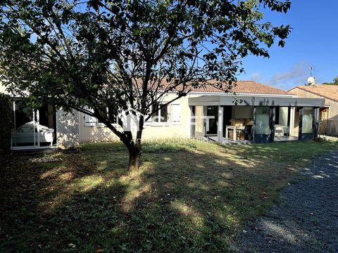 Spacieux pavillon de plain-pied de 158m2 avec 5 chambres, bureau, véranda. Garage, carport et dépendances complètent ce bien.