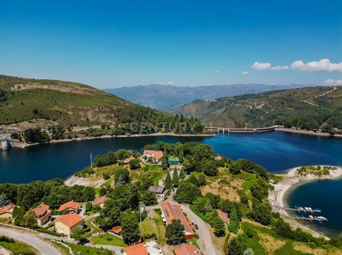 Si vous recherchez une retraite d'une beauté unique, et accès direct à la rivière Rabagão cette propriété unique est la destination idéale. Située à Gerês à côté des eaux cristallines du réservoir Venda Nova, cette maison spectaculaire offre une comb...