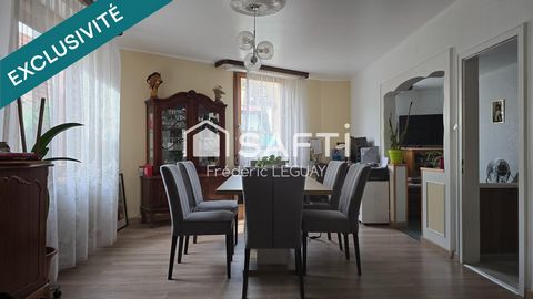 Maison sur trois niveaux dans une ruelle calme